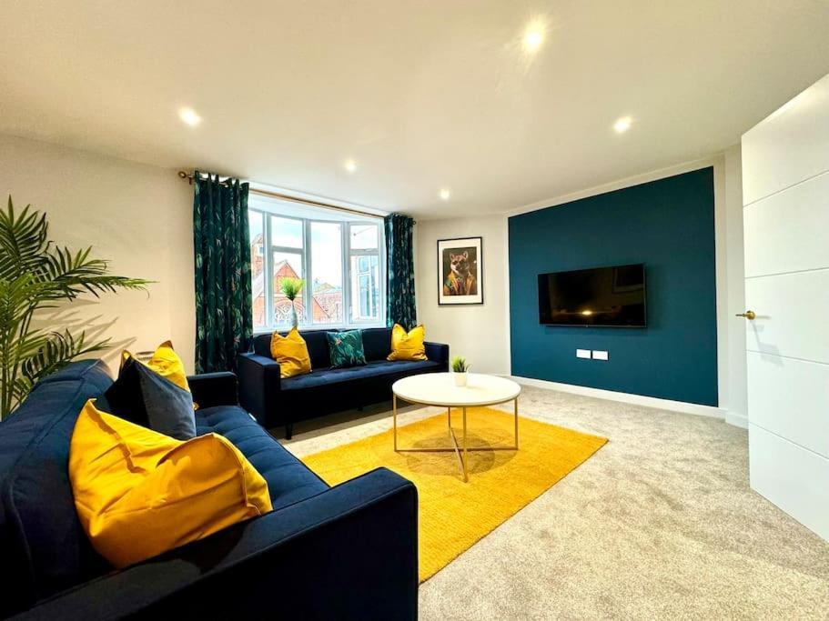 Massive 3 Bedroom - Ground Floor - Near The Beach! Apartment