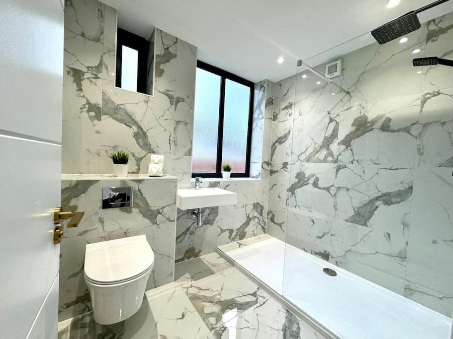 Massive 3 Bedroom - Ground Floor - Near The Beach! Апартаменты