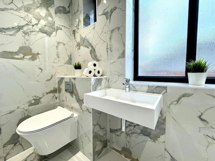 Massive 3 Bedroom - Ground Floor - Near The Beach! Апартаменты *